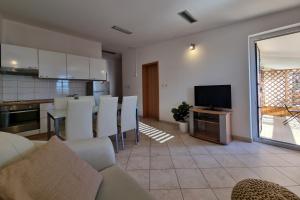 TV a/nebo společenská místnost v ubytování Apartments by the sea Duce, Omis - 2821