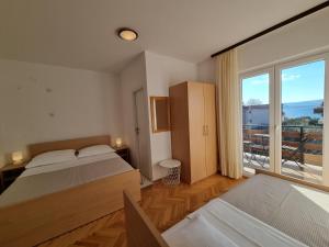 Postel nebo postele na pokoji v ubytování Apartments by the sea Duce, Omis - 2821