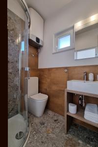 Koupelna v ubytování Apartments by the sea Duce, Omis - 2821