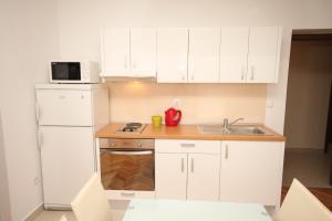 Kuchyň nebo kuchyňský kout v ubytování Apartments by the sea Duce, Omis - 2821