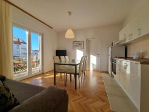 Kuchyňa alebo kuchynka v ubytovaní Apartments by the sea Duce, Omis - 2821