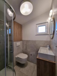 Kúpeľňa v ubytovaní Apartments by the sea Duce, Omis - 2821 + 37 fotografií