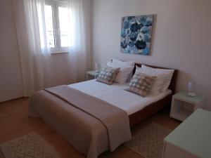 sypialnia z łóżkiem z dwoma stołami i oknem w obiekcie Apartments by the sea Razanj, Rogoznica - 2970 w Rogoznicy