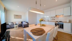 Kuchyň nebo kuchyňský kout v ubytování Seaside luxury villa with a swimming pool Puntinak, Brac - 2964