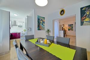 una sala da pranzo e una cucina con tavolo e sedie di Apartments with a parking space Postira, Brac - 2913 a Postira (Postire)