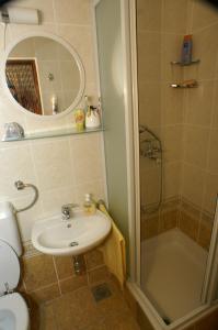 y baño con lavabo y ducha. en Apartment Vela Farska 2897b en Murvica