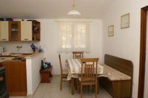 cocina con mesa y sillas en Apartment Vela Farska 2897b en Murvica