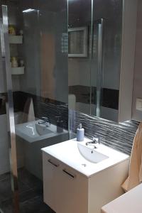 Ένα μπάνιο στο Apartment Mirca 2838b