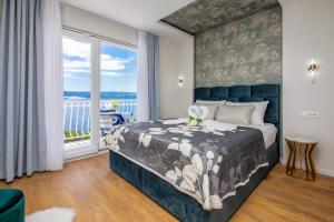 Posteľ alebo postele v izbe v ubytovaní Apartments and rooms by the sea Lokva Rogoznica, Omis - 2973