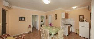 Zdjęcie z galerii obiektu Apartments by the sea Zavala, Hvar - 2986 w mieście Zavala
