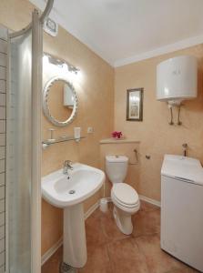 Zdjęcie z galerii obiektu Apartments by the sea Zavala, Hvar - 2986 w mieście Zavala
