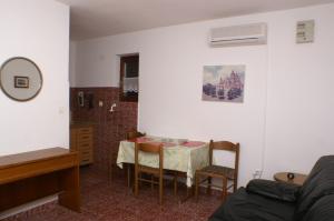 salon ze stołem i krzesłami oraz pokój w obiekcie Apartments by the sea Milna, Brac - 2962 w mieście Milna