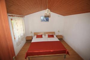 um quarto com uma cama grande e almofadas vermelhas em Holiday house with a parking space Bol, Brac - 2894 em Bol