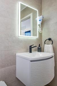 洛伐羅戈茲尼察的住宿－Double Room Lokva Rogoznica 2973a，浴室设有白色水槽和镜子
