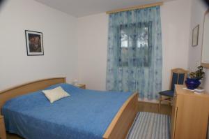 Postel nebo postele na pokoji v ubytování Apartments by the sea Mirca, Brac - 2902