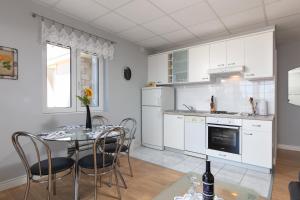 Kuchyňa alebo kuchynka v ubytovaní Apartments by the sea Sumartin, Brac - 2940 + 26 fotografií