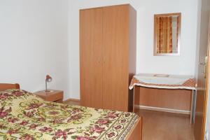 sypialnia z łóżkiem i toaletką w obiekcie Apartment Bol 2884a w Bol