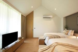Marasca Khao Yai - Eco-friendly Glamping Escape Near National Park的电视和/或娱乐中心