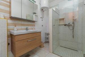 Kúpeľňa v ubytovaní Apartments by the sea Duce, Omis - 2992 + 36 fotografií
