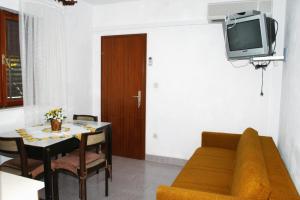 TV a/nebo společenská místnost v ubytování Apartments and rooms by the sea Sumartin, Brac - 2949