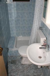 ein Badezimmer mit einem Waschbecken, einem WC und einer Badewanne in der Unterkunft Double Room Sutivan 2943a in Sutivan