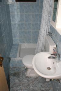 łazienka z umywalką, toaletą i wanną w obiekcie Double Room Sutivan 2943a w mieście Sutivan