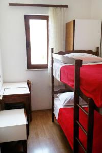 Postel nebo postele na pokoji v ubytování Apartments with parking spaces Bol, Brac - 2890