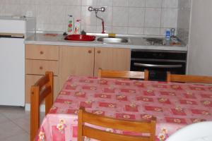 Kuchyň nebo kuchyňský kout v ubytování Apartments with parking spaces Bol, Brac - 2890