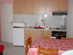 Kuchyň nebo kuchyňský kout v ubytování Apartments with parking spaces Bol, Brac - 2890
