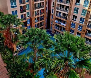 une vue aérienne sur les palmiers et les bâtiments dans l'établissement Atlantis Condo Resort Атлантис кондо резорт, à Jomtien Beach