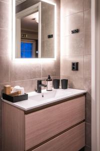 W łazience znajduje się umywalka i lustro. w obiekcie House of Northern Senses w mieście Ruka