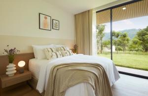 Marasca Khao Yai - Eco-friendly Glamping Escape Near National Park客房内的一张或多张床位
