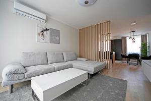 sala de estar con sofá y mesa en NEW!! High end 2bd modern apartment in Novi Zagreb en Zagreb