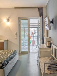 una camera d'albergo con un letto e una porta scorrevole in vetro di Minimal Chic a Verona