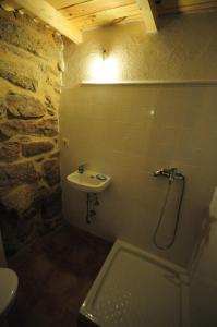 baño con lavabo y aseo con luz en Quinta Cale Breo. Vivenda Turística Rural, 