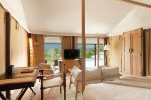 Marasca Khao Yai - Eco-friendly Glamping Escape Near National Park的电视和/或娱乐中心
