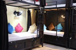 - deux lits superposés dans une chambre dans l'établissement Sant Kripa Backpackers Hostel, à Jodhpur