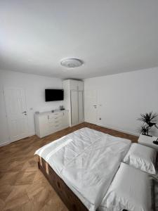 Un pat sau paturi într-o cameră la Ancodirect Apartments