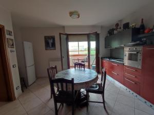 a kitchen with a table and chairs in a kitchen at Appartamento di Durante Achille trilocale di 80 mq in Arezzo