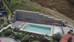 una vista aérea de una piscina frente a un edificio en Domaine et chambres d'Hôtes des Fées, en Pretin
