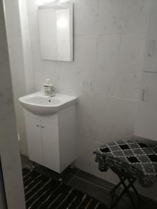 瓦爾納的住宿－Studio Rayskata yabalka，白色的浴室设有水槽和镜子