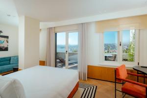 sypialnia z łóżkiem, biurkiem i oknami w obiekcie The Gift Hotel w Stambule
