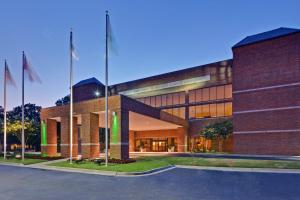 um edifício de tijolos com bandeiras à frente em Holiday Inn Memphis-University of Memphis, an IHG Hotel em Memphis