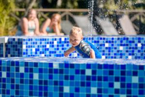 Ein kleiner Junge spielt im Pool in der Unterkunft San Lameer Villa 2408 - 2 Bedroom Classic - 4 pax - San Lameer Rental Agency in Southbroom