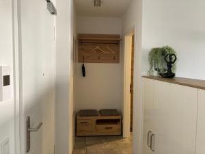 pasillo con puerta a una habitación con armario en Alte Papierfabrik, en Bensheim