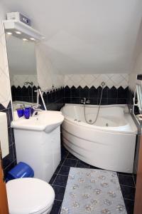 Et badeværelse på Apartments with a parking space Slano, Dubrovnik - 3183