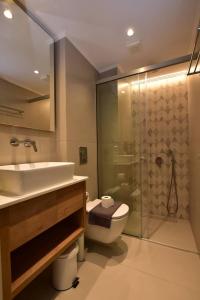 帕琉喬拉的住宿－Mediterranean Dream，一间带水槽、卫生间和淋浴的浴室
