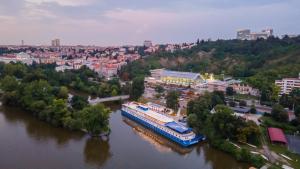 Nespecifikovaný výhled na destinaci Praha nebo výhled na město při pohledu z ubytování na lodi