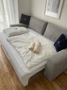 uma grande cama branca com duas almofadas em Quality See Apartments Reifnitz em Reifnitz