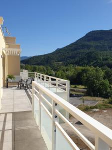 uma varanda com vista para uma montanha em Appartement neuf, avec vue montagnes. em Die